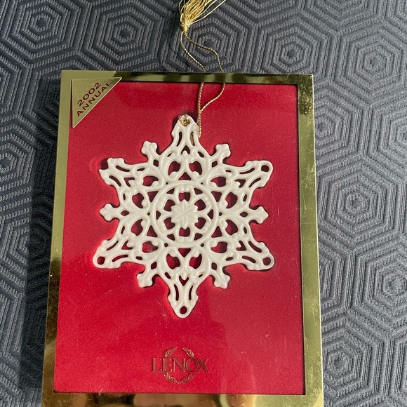 Lenox 2002 Annual  Snowflake Ornament - Picture 2 of 6